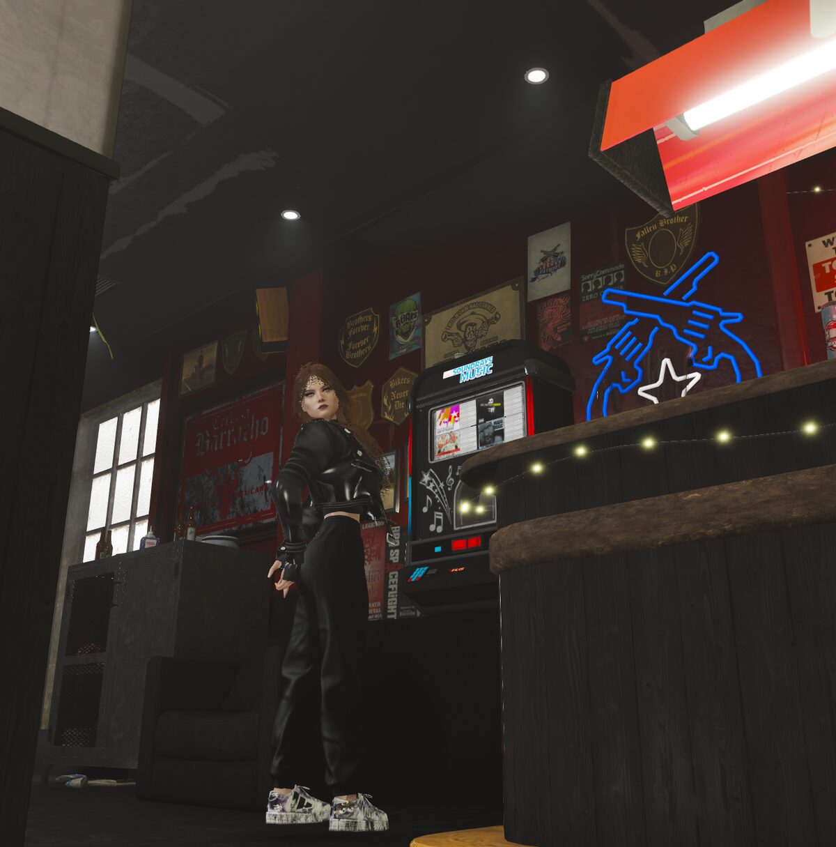 Une joueuse dans un bar de la ville